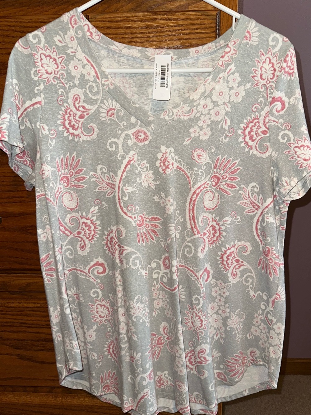 NWT Sew In Love Women's V-Neck Short Sleeve Top-Gray with Pink Paisley Print